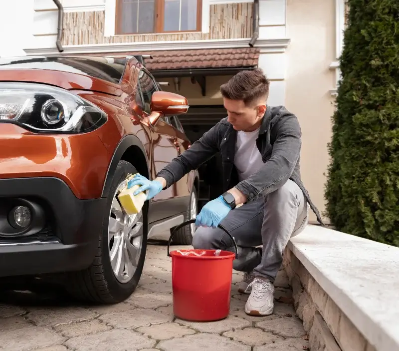Lavage auto à domicile Saint-Michel-l'Observatoire : professionnel intervenant sur un véhicule